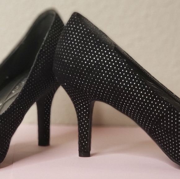 Black high heels - Picture 2 of 3